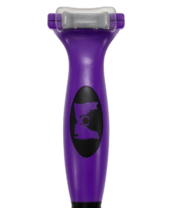 Nástroj na vyčesávání podsrsti FURminator pro malé dlouhosrsté kočky.